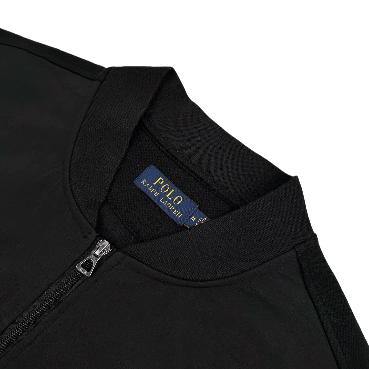 🅿️530 [Exclusive supply] Ralph Lauren Pony Embroidered Baseball Collar Jacket. The original version was purchased for RMB 3,119 and developed. The fabric is made of customized cloud-like double-sided velvet. It has excellent texture and is comfortable and close to the skin. The matte obsidian black on the front exudes an innate sense of luxury. The micro-velvet touch on the reverse hides the temperature. The layers of black are revealed. The front groove is quilted with military-grade threading to outline the three-dimensional frame. The exquisite pony logo embellishes the chest. Low-key and powerful. The hidden pocket on the left sleeve is hidden in the shape. The collar and chain linkage layering design. Effortlessly advanced. The golden ratio of lightness and warmth. Warm but not heavy. Heavy but not stiff. Use imported machine embroidery technology. Use advanced computer control system and precision mechanical components to realize the iconic pony embroidery operation. High precision. The lines are smooth and delicate. Needle and shuttle stitching technology can make full use of the respective advantages of knitted fabrics and woven fabrics by choosing the appropriate sewing technology and stitches. It can ensure that the splicing parts are strong and beautiful. The template machine opens the bag with a preset template to guide the position, shape and size of the bag opening. The accuracy ensures the quality of the bag opening effect. Size:S-M-L-XL